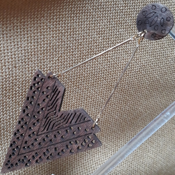 *2 for $15* Wood Mandala "V" drop earrings - Picture 4 of 4